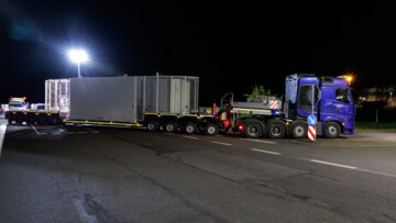 Ein Schwertransporter mit einem Castor-Behälter kommt am 22. April 2026 im Zwischenlager Ahaus im Münsterland an. Es war der zweite Transport, 152 Castor-Transporte sind durch Nordrhein-Westfalen von Jülich nach Ahaus geplant. 
