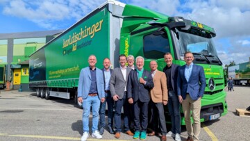 Stehen vor einem Lkw von Karldischinger Logistikdienstleister: Oliver Berger, Manager Transport Network bei Daimler Truck, Jürgen Distl, Head of Operations Mercedes-Benz Trucks, Karlkristian Dischinger, Geschäftsführer bei Karldischinger Logistikdienstleister, Volker Speck, COO Wirtschaftsraum Südbaden bei der Kestenholz Gruppe, Karlhubert Dischinger, Gesellschafter bei karldischinger logistikdienstleister, Stephan Kestenholz, Präsident des Verwaltungsrats bei der Kestenholz Automotive Holding, Christian Wilz, Vorsitzender der Geschäftsleitung Mercedes-Benz Trucks & FUSO Deutschland, und Thomas Kestenholz, CEO der Kestenholz Gruppe. Die Kestenholz Gruppe ist Partner und Händler von Mercedes-Benz Trucks.