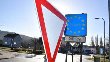 Die Deutsch-Französische Grenze in Naßweiler im Saarland am 23.2.2022. Die Grenzstraße "Bremer Hof" ist auf einer Straßenseite französisch und auf der anderen deutsch. 