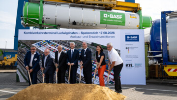 Symbolischer Spatenstich für die Erweiterung des Kombiverkehrsterminals in Ludwigshafen bei BASF (v.l.n.r.): Helmut Winterling, BASF, European Site & Verbund Management, Klaus Blettner, Oberbürgermeister von Ludwigshafen, Markus Kamieth, Vorstandsvorsitzender BASF SE, Steffen Bilger (CDU), Bundesminister für Verkehr, Markus Wolf, (CDU), Staatssekretär für Verkehr und Mobilität von Rheinland-Pfalz, Gudrun Grunenberg, BASF-Projektleiterin und Harald Schlegel, Geschäftsführer Kombi-Terminal 