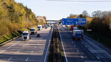 Lkw auf einem Teilstück der Autobahn 3 (A3) zwischen Köln und Frankfurt am Main.