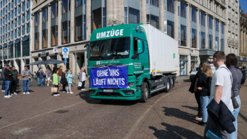 Ein Umzugs-Lkw mit einem Banner „Ohne uns läuft nichts“ fährt im Rahmen einer Protestveranstaltung gegen die hohen Kraftstoffkosten am 17. April 2026 über den Leipziger Augustusplatz