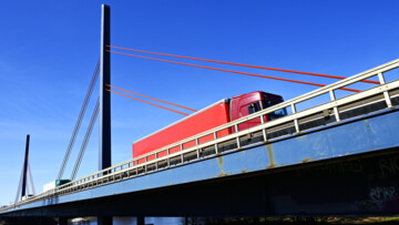 Norderelbbrücke über die ein Lkw fährt