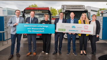 Bei der Eröffnung der Wasserstofftankstelle von H2 Mobility in Düsseldorf (v.l.n.r.): Martin Jüngel, Geschäftsführer und CFO, H2 Mobility, Dr. Stephan Keller, Oberbürgermeister der Stadt Düsseldorf, Mona Neubaur, Ministerin für Wirtschaft, Industrie, Klimaschutz und Energie des Landes Nordrhein-Westfalen und stellvertretende Ministerpräsidentin des Landes Nordrhein-Westfalen, Julien Mounier, Vorstandsvorsitzender, Stadtwerke Düsseldorf, Frank Fronzke, Geschäftsführer und COO, H2 Mobility, Annette Grabbe, Vorständin, Rheinbahn, Dagmar Fehler, Sprecherin und CEO, NOW GmbH