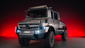 Studioaufnahme des Unimog-Showcars. Das Fahrzeug ist dynamisch ausgeleuchtet und ist in der seitlichen Frontansicht abgebildet