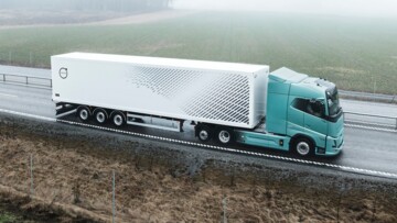 Blick auf den Volvo FH Aero Electric in voller Fahrt als Sattelzug mit Kofferauflieger