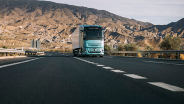 Der Volvo FH Aero Electric vor Bergen