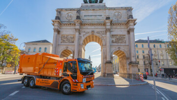 Müllauto von Volvo Trucks vor dem Siegestor in München