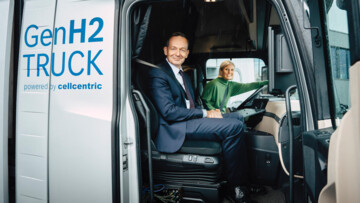 Verkehrsminister Volker Wissing und Daimler Truck-Chefin Karin Rådström in einem H2-Lkw