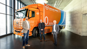 Orangefarbener Brennstoffzellen-Lkw bei Gebrüder Weiss