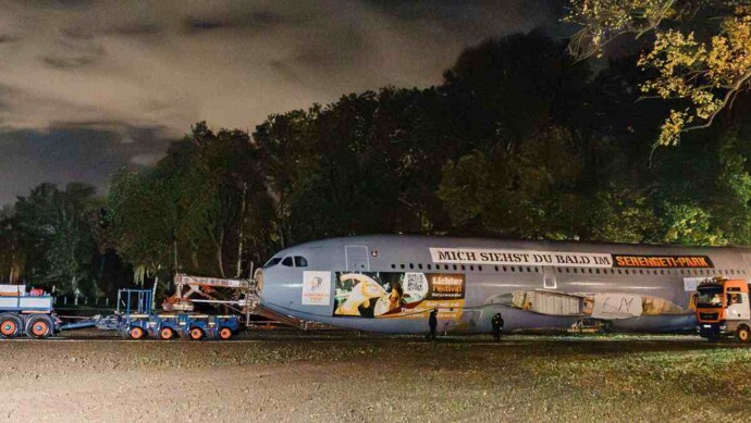 Durch eine innovative Modul-Achs-Nachläufer-Kombination konnte Gruber Logistics den Rumpf des Airbus A310 sehr tief über dem Boden transportieren und somit die Gesamthöhe des Transports auf 5,9 Meter senken.