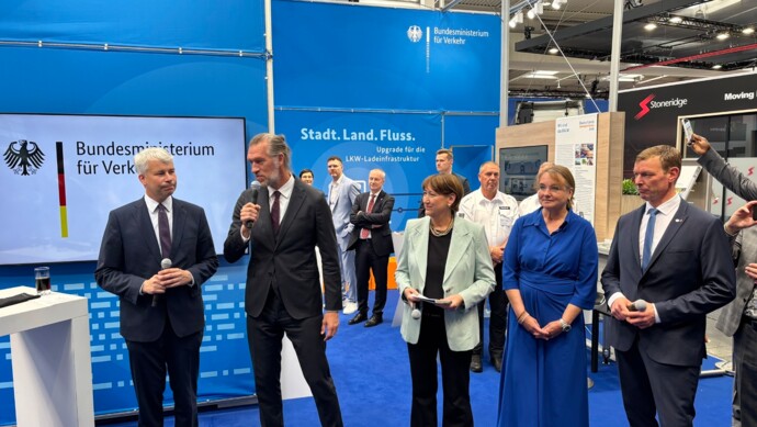 Auf der IAA 2026: (v.l.) Steffen Bilger, Dirk Brandenburger, Hildegard Müller, Dagmar Fehler, Dirk Engelhardt