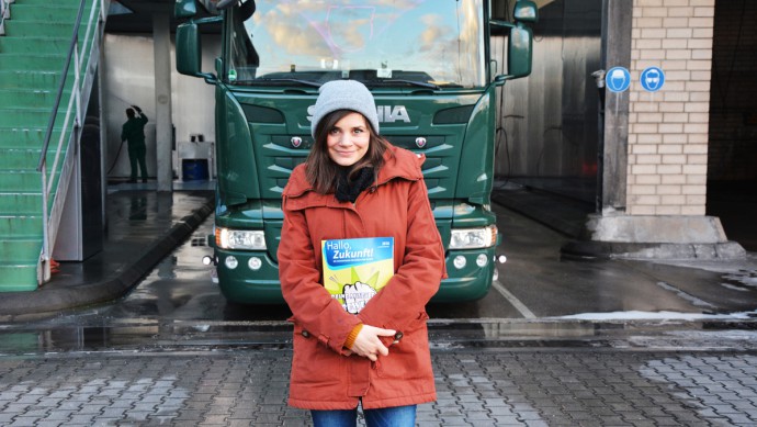 YouTuberin Joyce Ilg besucht Spedition Freund 1