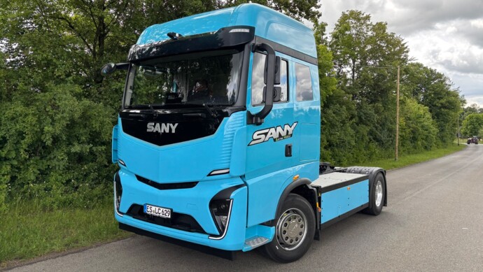 Der Sany e263 4x2 also Solosattelzugmaschine in der seitlichen Frontansicht. Die Sattelzugmaschine ist hellblau lackiert