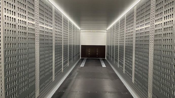 Blick in den Innenraum des neuen S.BO Multi von Schmitz Cargobull. Die Schlüssellochbleche sind an den Seitenwänden bestens zu erkennen