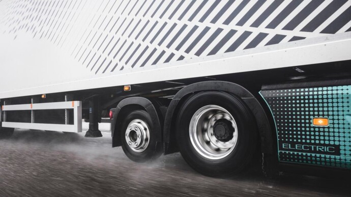 Blick auf die Hinterachsen des neuen Volvo FH Aero Electric, bestehend aus Antriebsachse plus liftbarer Lenk- und Nachlaufachse