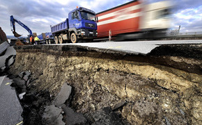 Abgerutschte Autobahn verursacht kilometerlange Staus Bild