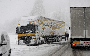 Italien: Straßen wegen Schneefalls gesperrt Italien: Straßen wegen Schneefalls gesperrt