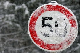 Polizei: Tempo 50 für LKW bei Eis und Schnee Polizei: Tempo 50 für LKW bei Eis und Schnee Bild