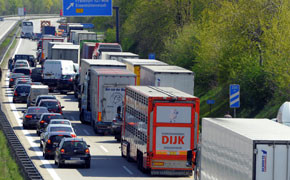 NFZ-Handel: Die Neuen rollen, die Alten stehen NFZ-Handel: Die Neuen rollen, die Alten stehen Bild