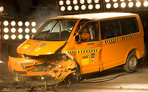 Crashtest VW T5 / Renault Trafic: Für die Beine wird's eng Crashtest VW T5 / Renault Trafic: Für die Beine wird's eng Bild
