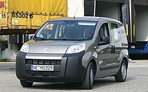 Kleiner Frachter mit Spatzendurst Bild