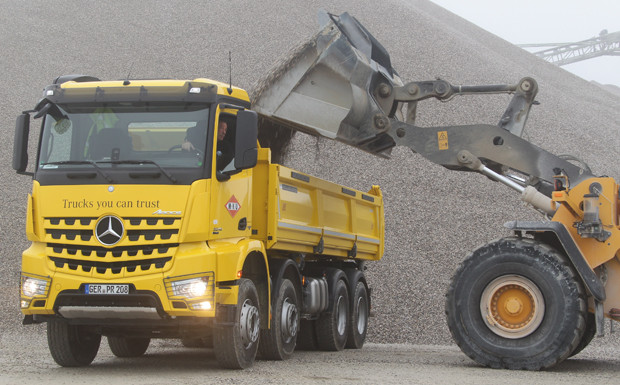 Der Mercedes Arocs 3245 überzeugt nicht nur Offroad