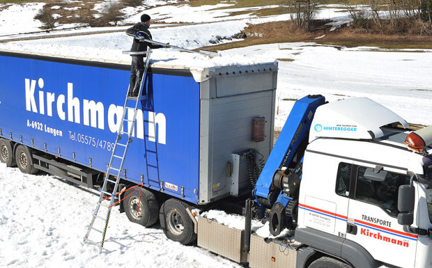 Schnee und Eis sicher vom Dach schieben