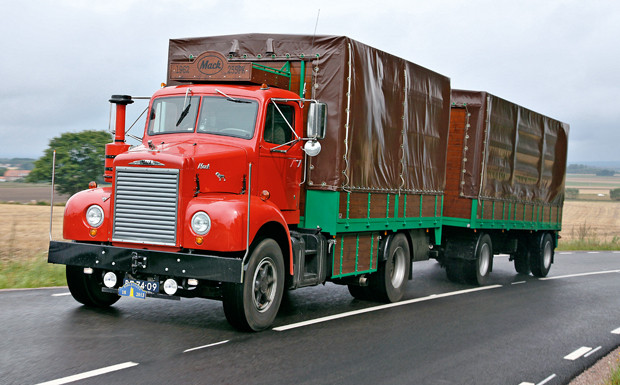 Oldtimer-Korso in Südschweden