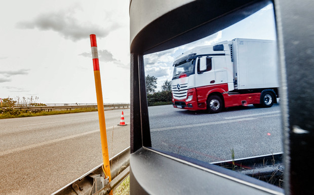 Rader Brücke: 10.000 Lkw geblitzt Rader Brücke: 10.000 Lkw geblitzt