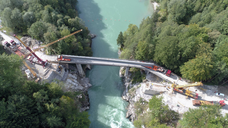 Schwertransport: Meter für Meter über den Fluss