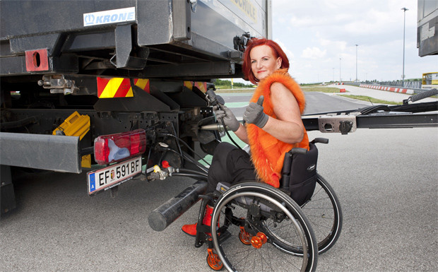 Rollstuhlfahrerin lenkt 40-Tonner