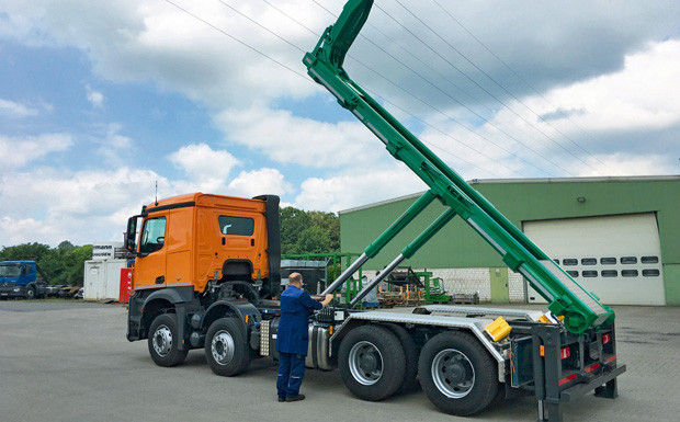 Velsycon auf der IAA: Silos transportieren und aufstellen Velsycon