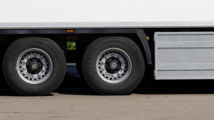 Lkw Reifen mit Unterfahrschutz