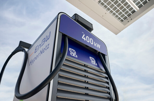 Eine Ladesäule von EnBW aus der Froschperspektive