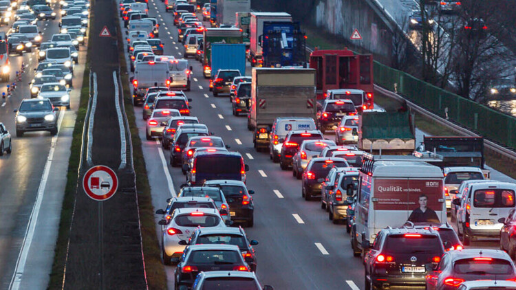 Autos stauen sich bei Wiesbaden auf der Autobahn A66