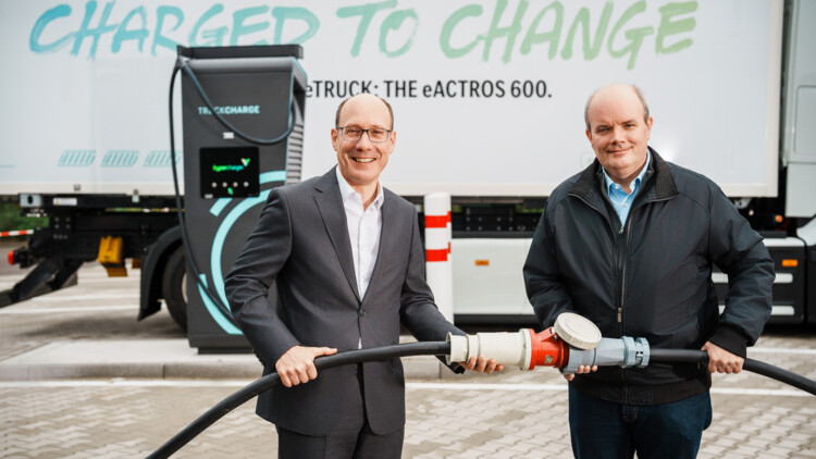 Geben den Startschuss für den Schnellladepark: Andreas Bachhofer (Leiter Standort Wörth und Produktion  Mercedes-Benz Trucks) und Steffen Weiß (Bürgermeister der Stadt Wörth)