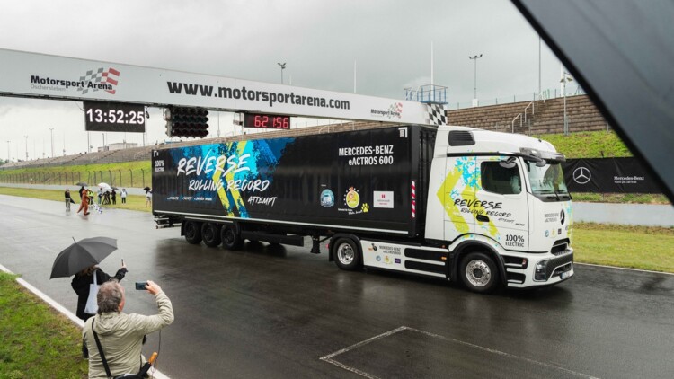 GUINNESS WORLD RECORDS™-Weltrekord mit eActros 600 Rückwärtsfahrt