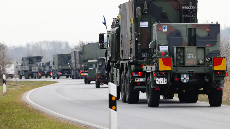 Ein Konvoi zum Transport des Flugabwehrraketensystems Patriot verlässt das Bundeswehr-Gelände der Flugabwehrraktengruppe 26 in Husum.