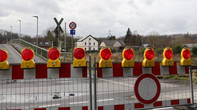 Die Durchfahrt über eine Brücke wird durch Schrankenzäune verhindert