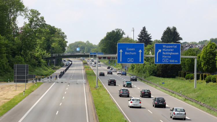 A40 bei Sonnenschein mit einigen Autos 