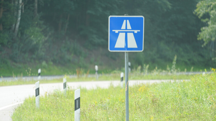 Ein Autobahn-Hinweisschild steht an einer Autobahnauffahrt