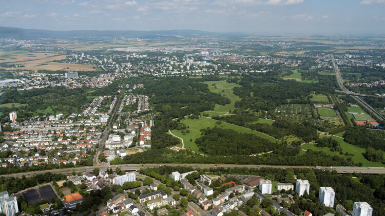 Luftaufnahme des Frankurter Nordwestens mit der A66 im Vordergrund, dahinter der Niddapark und Hausen