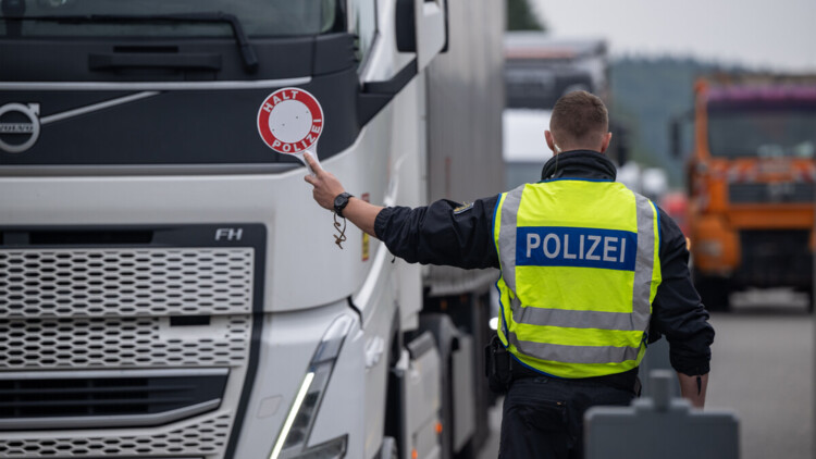 IHK Umfrage: Unternehmen fordern Ende der Grenzkontrollen Polizisten halten im September 2024 kontrollieren Fahrzeuge auf der A64 bei Trier zu Beginn der Grenzkontrollen an allen deutschen Landesgrenzen.