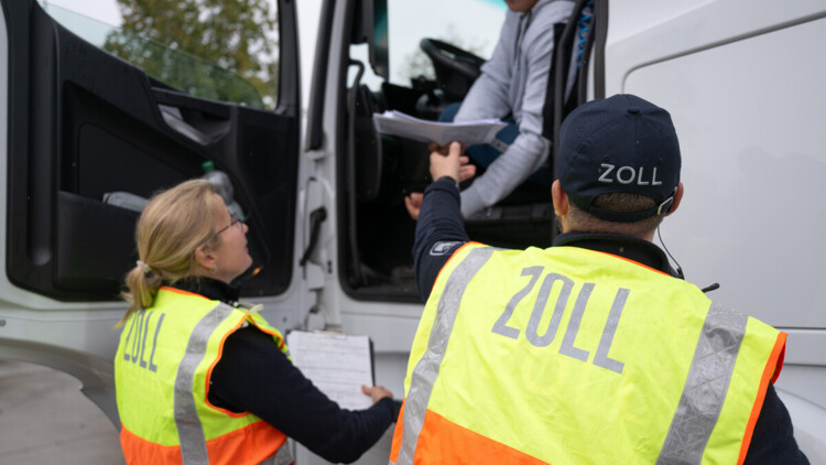 Zollbeamte kontrollieren im Rahmen eines landesweiten Fahndungs- und Kontrolltags einen Lkw.