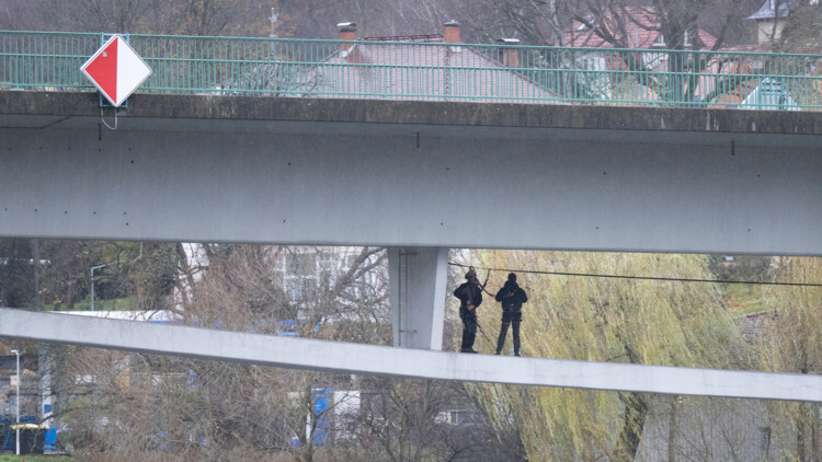 Mitarbeiter des Landesamt für Straßenbau und Verkehr sind bei einer Bauwerksdiagnostik unterhalb der gesperrten Elbbrücke in Bad Schandau mit Seilen gesichert