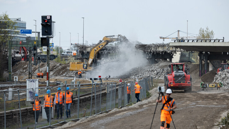 Blick auf die Abrissarbeiten der Westendbrücke der A100. Die Rückbauarbeiten an der Westendbrücke läuft seit dem Wochenende.