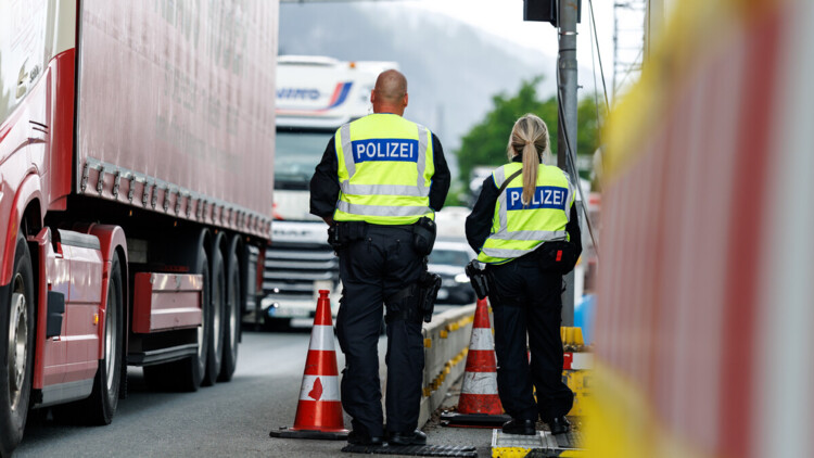 Lkw in einer Polizeikontrolle