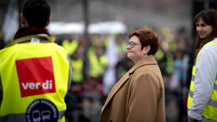 Christine Behle, stellvertretende Vorsitzende von verdi auf einer Demonstrantion und Mitglieder der Gewerkschaft Verdi 