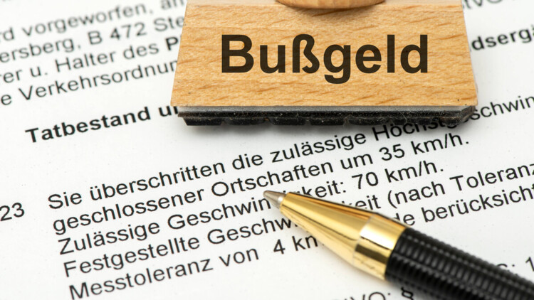 Ein Bußgeldbescheid als Symbolbild für einen Verkehrsverstoß gegen die StVO